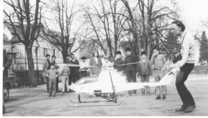 Helmut Schenk startet seine Schlüter Bell Huey Cobra vor der Künkelinhalle während der Ausstellung (1972)